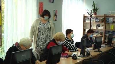 У Житомирі в міській бібліотеці літніх людей навчають комп'ютерній грамотності У Житомирі в міській бібліотеці літніх людей навчають комп'ютерній грамотності