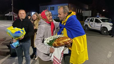 На Волині зустріли звільненого з полону військовослужбовця Василя Кулачука На Волині зустріли звільненого з полону військовослужбовця Василя Кулачука