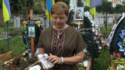"Це — дуже болюча передача". Матері полеглого воїна Василя Стефанишина передали речі з місця загибелі сина "Це — дуже болюча передача". Матері полеглого воїна Василя Стефанишина передали речі з місця загибелі сина
