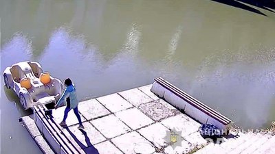 Залишив барсетку та пішов кататися на катамарані: на Закарпатті в киянина вкрали 57 тис. грн