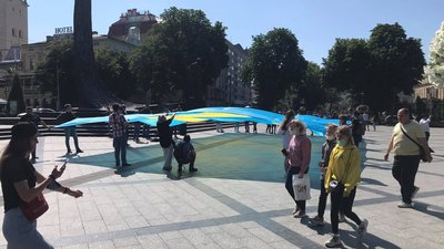 На повітряних кульках до Криму: львів'яни створили послання до кримських татар На повітряних кульках до Криму: львів'яни створили послання до кримських татар