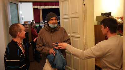 Колядки, вірші та подарунки. У Франківську провели різдвяний обід для безхатьків Колядки, вірші та подарунки. У Франківську провели різдвяний обід для безхатьків