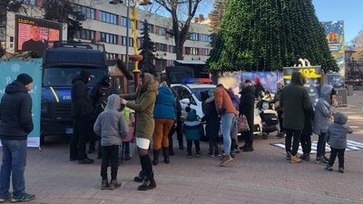 У Франківську поліцейські влаштували для дітей "Різдво з патрульними" У Франківську поліцейські влаштували для дітей "Різдво з патрульними"