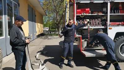 У Полтаві пожежники навчають добровольців гасити вогонь та працювати у спецобладнанні
