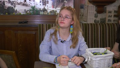 16-річна франківка продає патріотичні аксесуари, щоб зібрати гроші для бригади, в якій служить її батько 16-річна франківка продає патріотичні аксесуари, щоб зібрати гроші для бригади, в якій служить її батько