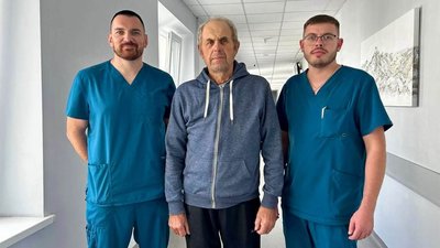 77-річний Степан Ребець із медиками у лікарні святого Пантелеймона.