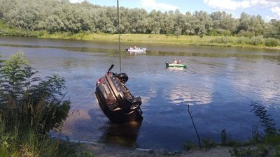 На Чернігівщині підняли на поверхню автомобіль, який затонув два дні тому