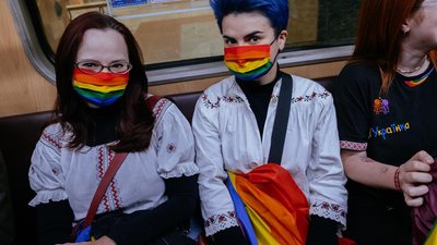 Uchasnyci KharkivPride-2022 u raiduzhnych maskah Uchasnyci KharkivPride-2022 u raiduzhnych maskah