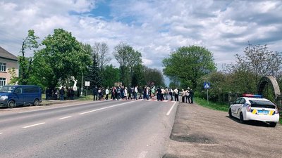 Перекривали дорогу: на Франківщині люди протестують проти будівництва свиноферми Перекривали дорогу: на Франківщині люди протестують проти будівництва свиноферми