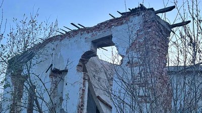 Зруйнована будівля на території колишнього колгоспу, де загинув неповнолітній Зруйнована будівля на території колишнього колгоспу, де загинув неповнолітній