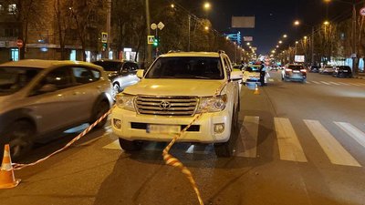 У Харкові позашляховик збив двох підлітків на пішохідному переході У Харкові позашляховик збив двох підлітків на пішохідному переході