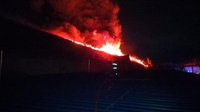 Пожежа у Мукачеві: горить лижна фабрика Пожежа у Мукачеві: горить лижна фабрика