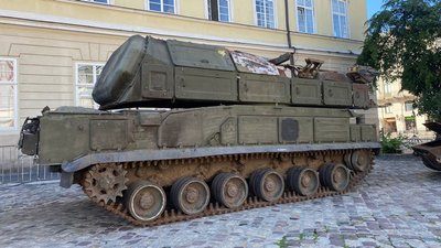 У центрі Львова монтують виставку підбитої російської техніки. Фото У центрі Львова монтують виставку підбитої російської техніки. Фото