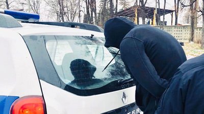 На Франківщині поліцейські затримали двох чоловіків, яких підозрюють у пограбуванні та побитті людей
