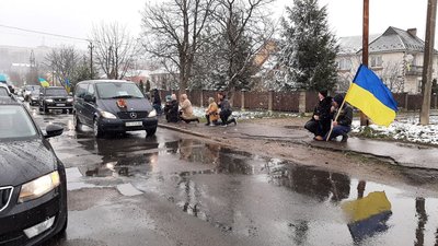 На Прикарпатті зустріли скорботний кортеж з тілами захисників України — братів Бутусіних На Прикарпатті зустріли скорботний кортеж з тілами захисників України — братів Бутусіних