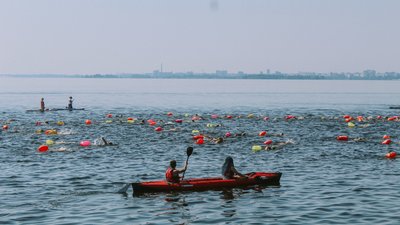 Уздовж найдовшої дамби України — у Черкасах відбувся міжнародний заплив через Дніпро Уздовж найдовшої дамби України — у Черкасах відбувся міжнародний заплив через Дніпро