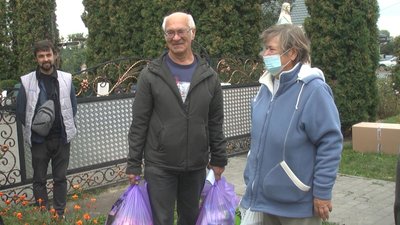 Постільна білизна та засоби гігієни: в одній із громад Хмельниччини переселенцям роздали допомогу