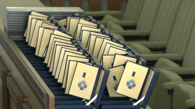 34 медалі "За оборону Чернігова" вручили у міській раді з нагоди Дня Конституції України