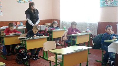 Через нестачу приміщень учні однієї зі шкіл Закарпаття займаються в колишній їдальні Через нестачу приміщень учні однієї зі шкіл Закарпаття займаються в колишній їдальні