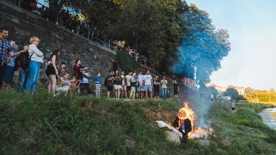 Спалення опудала Путіна в Ужгороді Спалення опудала Путіна в Ужгороді