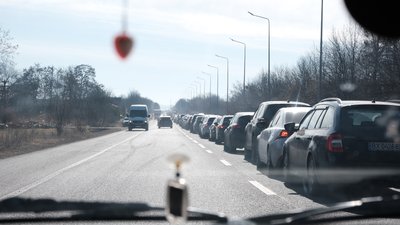На українсько-румунському кордоні на Буковині десятки людей у пішій черзі та сотні авто