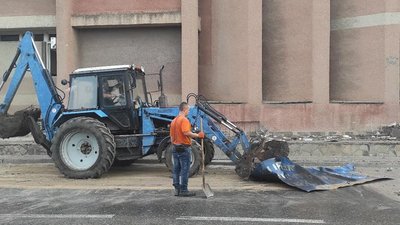Наслідки обстрілу. Миколаївські комунальники забезпечують проїзд шляхами міста