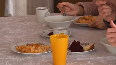 Безкоштовно харчують переселенців у Хмельницькому кухарі їдальні №33