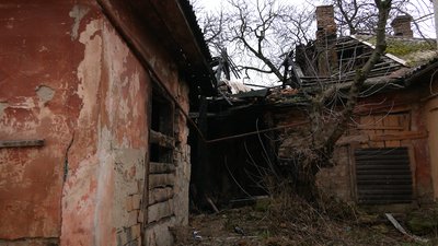 Небезпечне сусідство: у закинутому будинку в Рівному ледь не вчадів безхатько