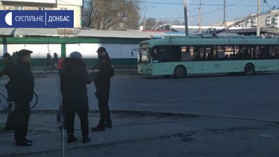 На Луганщині працівники ринку перекрили дорогу через карантин. ФОТО На Луганщині працівники ринку перекрили дорогу через карантин. ФОТО