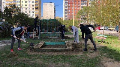 Прибудинкові території прибирали мешканці будинків в Ужгороді Прибудинкові території прибирали мешканці будинків в Ужгороді