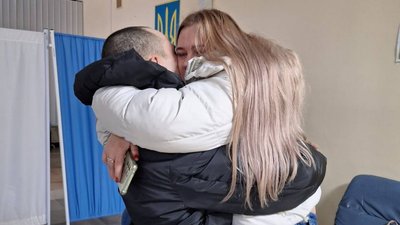 Не бачив сина майже 2 роки — з полону повернули прикордонника з Бердянську. Не бачив сина майже 2 роки — з полону повернули прикордонника з Бердянську.