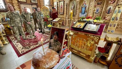 У Нікополі на Дніпропетровщині попрощалися з бійцем Русланом Романовим