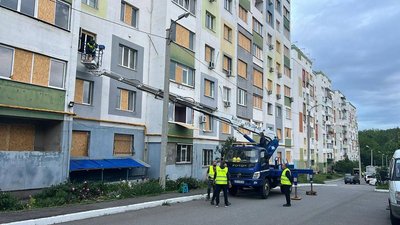 Комунальники прибирають наслідки нічних влучань по Харкову