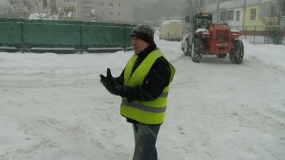 Сміттєві гори: як комунальники у Луцьку добираються до контейнерів через замети Сміттєві гори: як комунальники у Луцьку добираються до контейнерів через замети