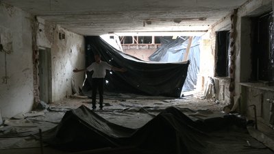 Микола Шпак показує розміри руйнування Михайло-Коцюбинського ліцею на Чернігівщині Микола Шпак показує розміри руйнування Михайло-Коцюбинського ліцею на Чернігівщині