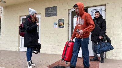 Студенти виїжджають з гуртожитку ЧНУ Студенти виїжджають з гуртожитку ЧНУ