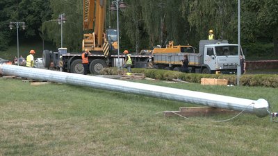 У Рівному встановили 50-метровий флагшток У Рівному встановили 50-метровий флагшток