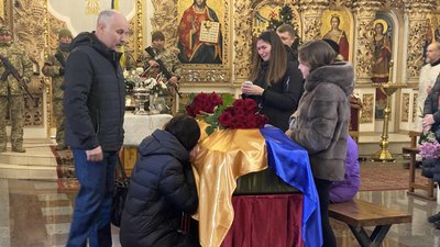 Прощаються зі зв’язківцем Михайлом Глушком Прощаються зі зв’язківцем Михайлом Глушком