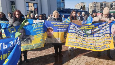 Акція "Поверніть Героїв з полону" відбувається у центрі Хмельницького