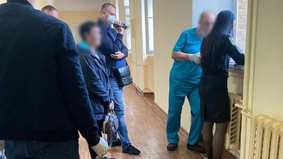 Вимагав від військового гроші за безкоштовну операцію: в Одесі затримали лікаря