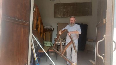 Директор Державного історико-культурного заповідника "Межибіж" Олег Погорілець ліквідовує наслідки вибухових хвиль, 21 серпня 2023.