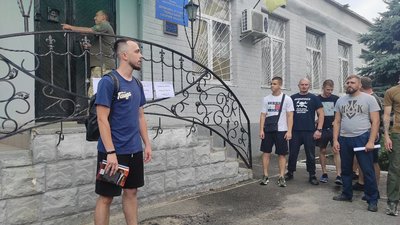 Принесли книжки та лопату: під СІЗО у Черкасах відбулася акція протесту
