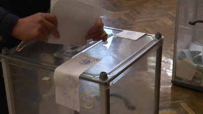 Вимірюють температуру та нагадують про маски. Як працює одна із дільниць Франківська Вимірюють температуру та нагадують про маски. Як працює одна із дільниць Франківська