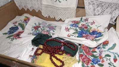 Черкащанка тримає в скрині свої "скарби" — вишиті рушники Черкащанка тримає в скрині свої "скарби" — вишиті рушники