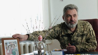 "Це війна батьків, а не дітей": тернополянин змінив кабінет головного лікаря на окопи "Це війна батьків, а не дітей": тернополянин змінив кабінет головного лікаря на окопи