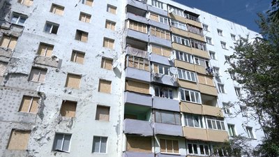 Пошкоджена атакою РФ багатоповерхівка в Чернівцях