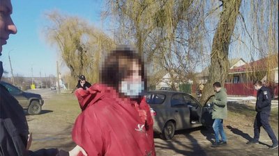 Викрала авто та гроші: на Хмельниччині затримали 23-річну дівчину