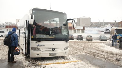 Хрестився, щоб доїхати: через негоду на Вінниччині кілька автобусів не виїхали на рейс