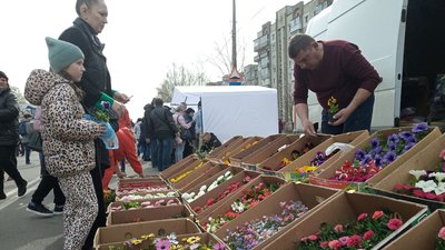 У Хмельницькому проводять виставку-ярмарок "Квітуча Україна": що там можна придбати