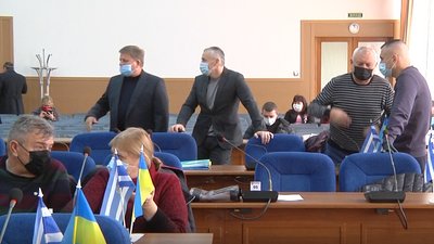 Завершили з восьмої спроби: у Херсоні депутати міської ради місяць проводили сесію